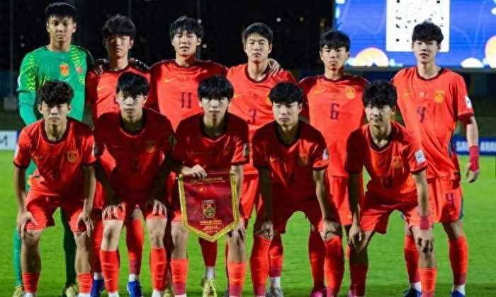 恒大暴雷5年，总部大楼都卖了 足校居然还活着？还向国少送了3个人